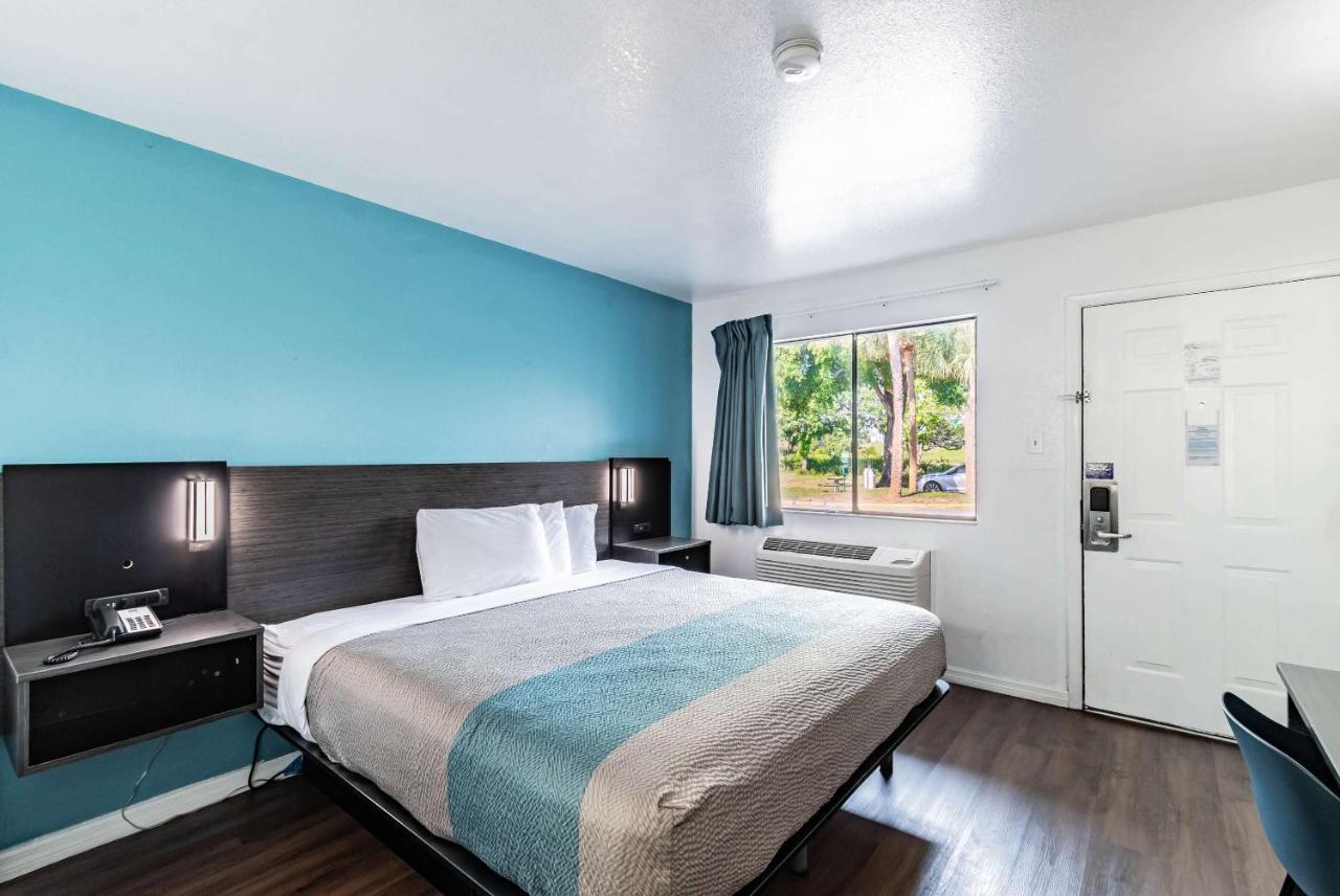 Motel 6 Tampa Near Fairgrounds - Casino Zewnętrze zdjęcie