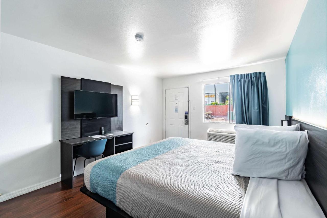 Motel 6 Tampa Near Fairgrounds - Casino Zewnętrze zdjęcie