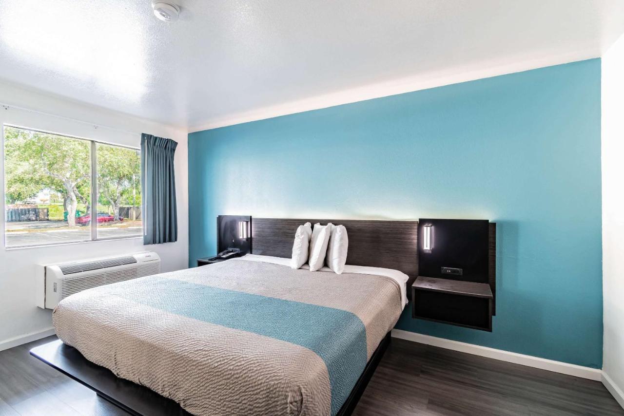 Motel 6 Tampa Near Fairgrounds - Casino Zewnętrze zdjęcie