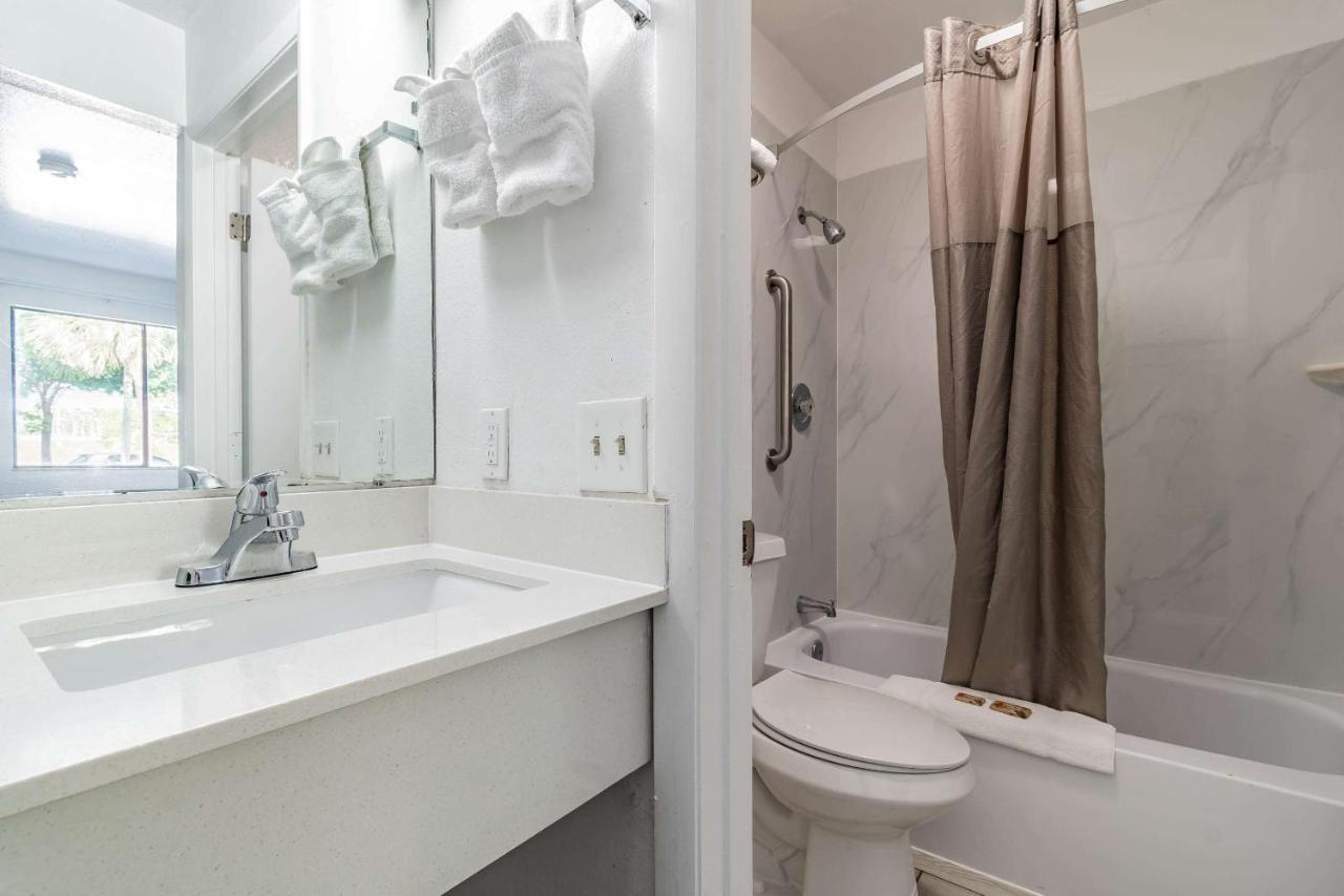 Motel 6 Tampa Near Fairgrounds - Casino Zewnętrze zdjęcie