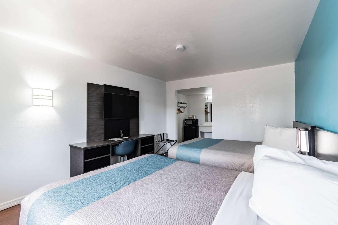 Motel 6 Tampa Near Fairgrounds - Casino Zewnętrze zdjęcie