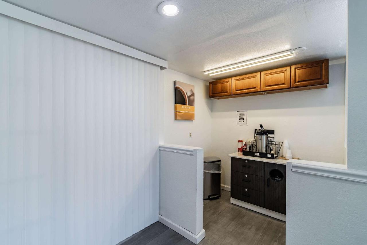Motel 6 Tampa Near Fairgrounds - Casino Zewnętrze zdjęcie